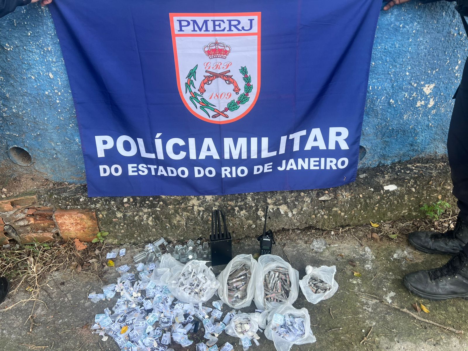 Militares do 12°BPM apreenderam drogas em Niterói, com informações repassadas pelo Disque Denúncia